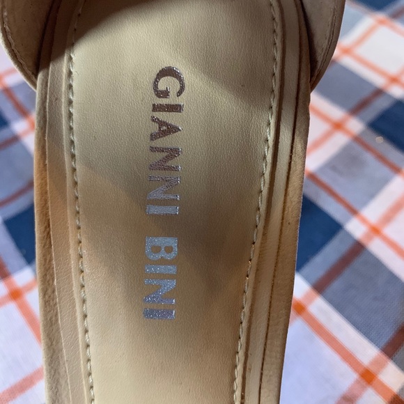 Gianni Bini nude heels. - Picture 3 of 3